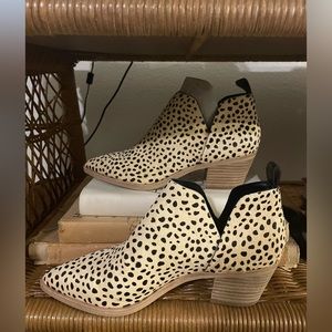 NWOB Dolce Vita Sonni Dyed Calf Hair Ankle Booties Spotted Size 8.5